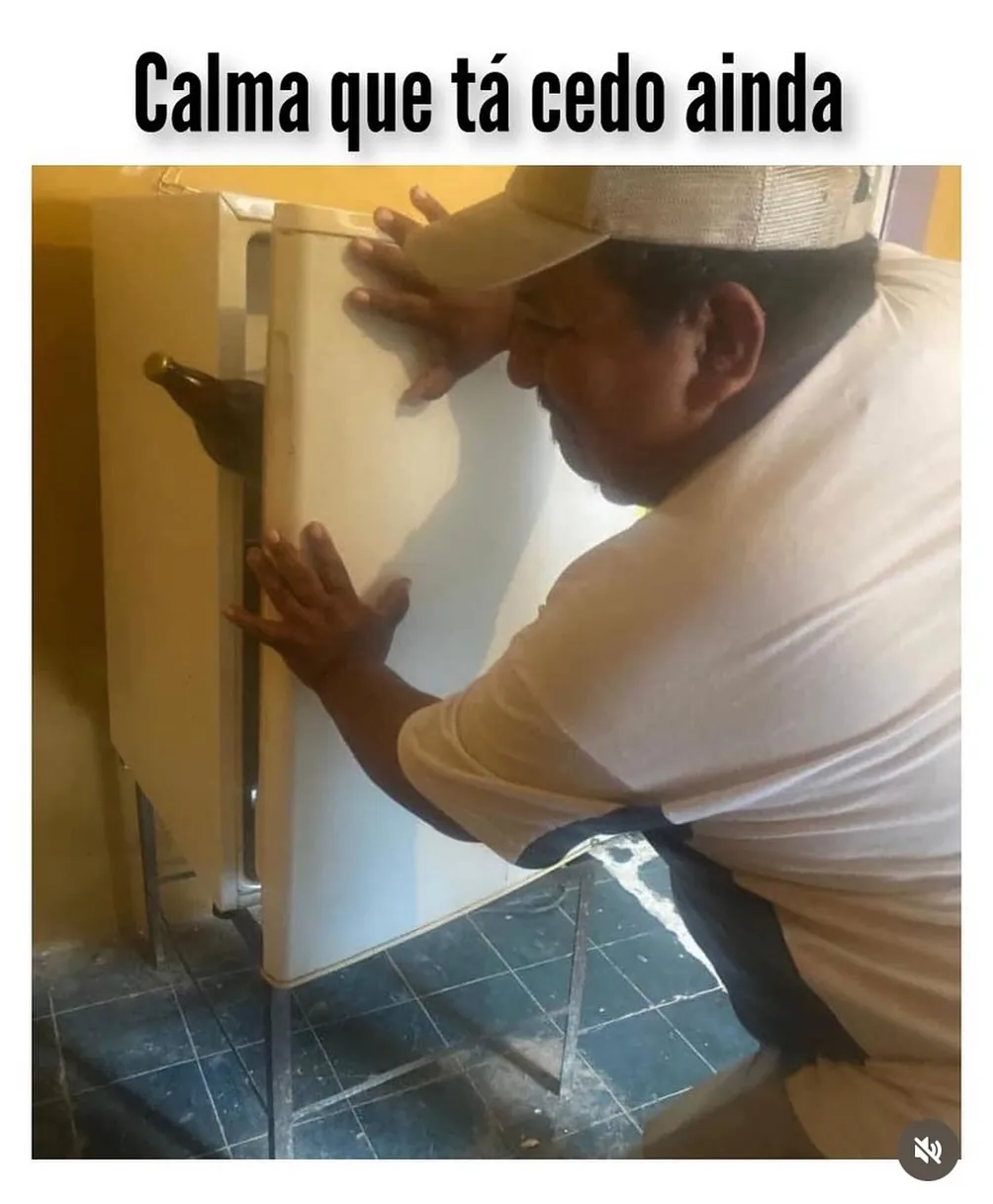 Meme de homem abrindo a geladeira cedo, com uma garrafa aparecendo atrás da porta.
