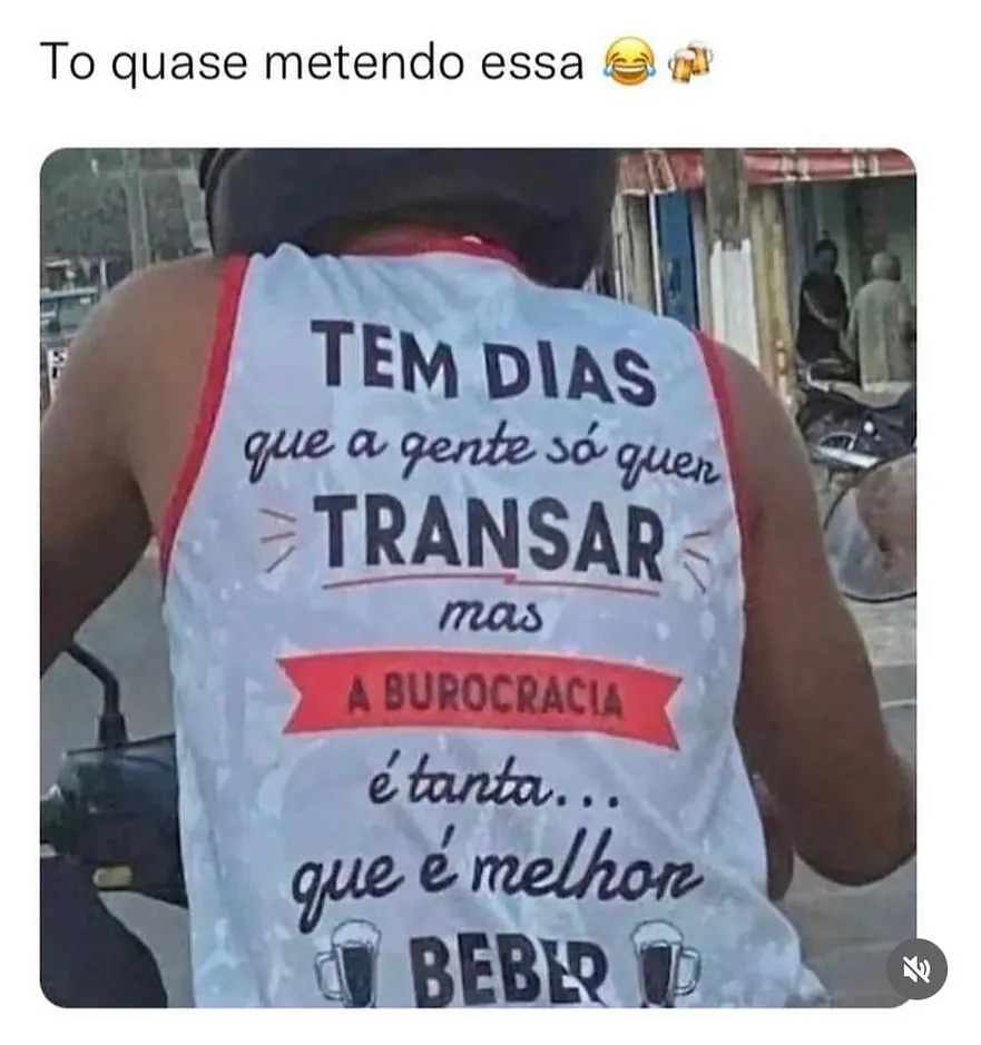 Meme de pessoa de costas usando camisa com frase sobre burocracia e beber, em rua movimentada.