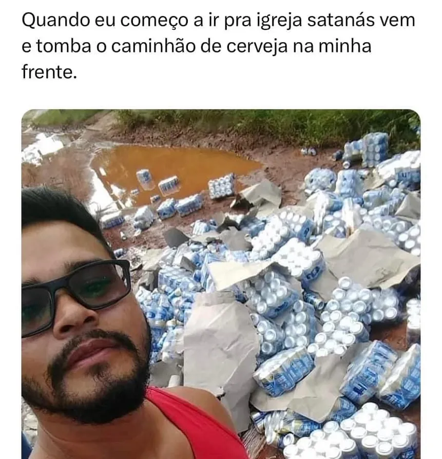 Meme de homem de óculos diante de caminhão de cerveja tombado e várias latas espalhadas
