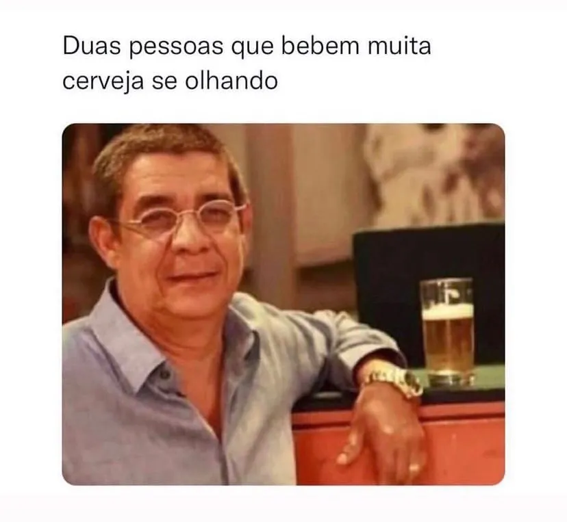 meme de duas pessoas bebendo muita cerveja se olhando, homem sentado ao lado de um copo de cerveja