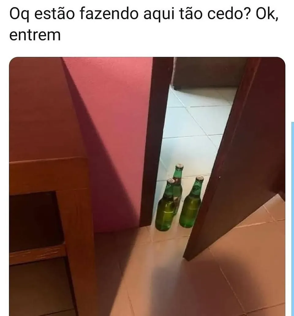 meme de garrafas de cerveja na porta entreaberta com a frase sobre chegar cedo e entrar