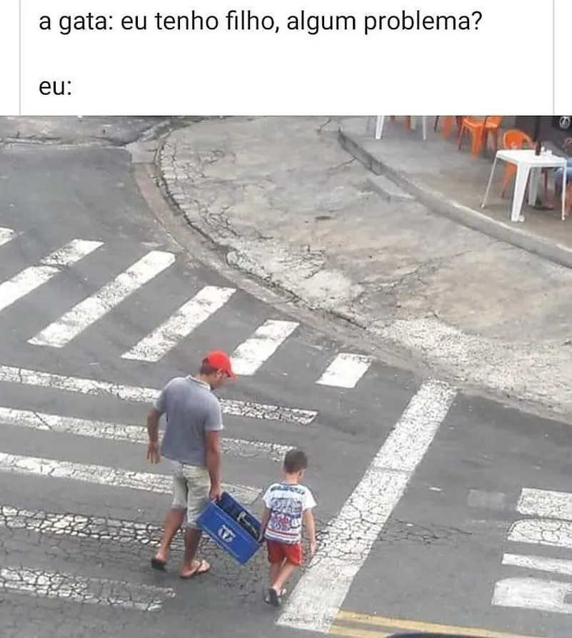 Meme de homem carregando uma caixa azul enquanto uma criança caminha ao lado na faixa de pedestres
