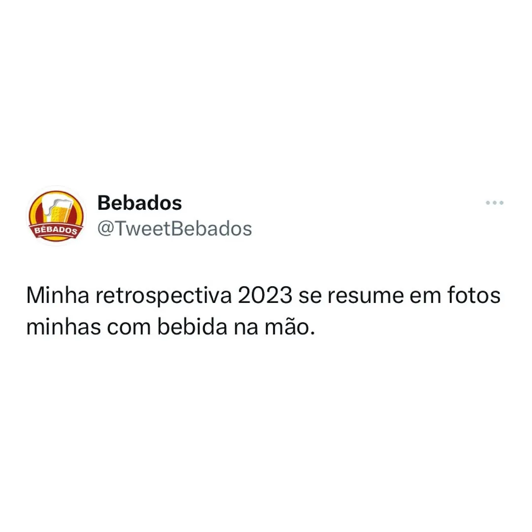 Meme de retrospectiva do ano com bebida na mão, mostrando postagem da conta Bebados.