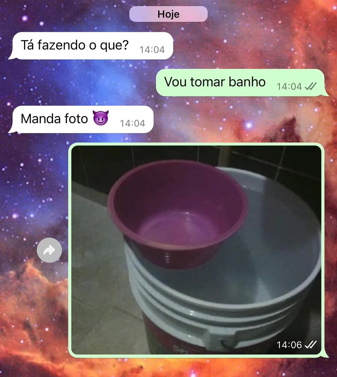 meme de banho de balde com conversa de whatsapp e bacia sobre um balde no banheiro