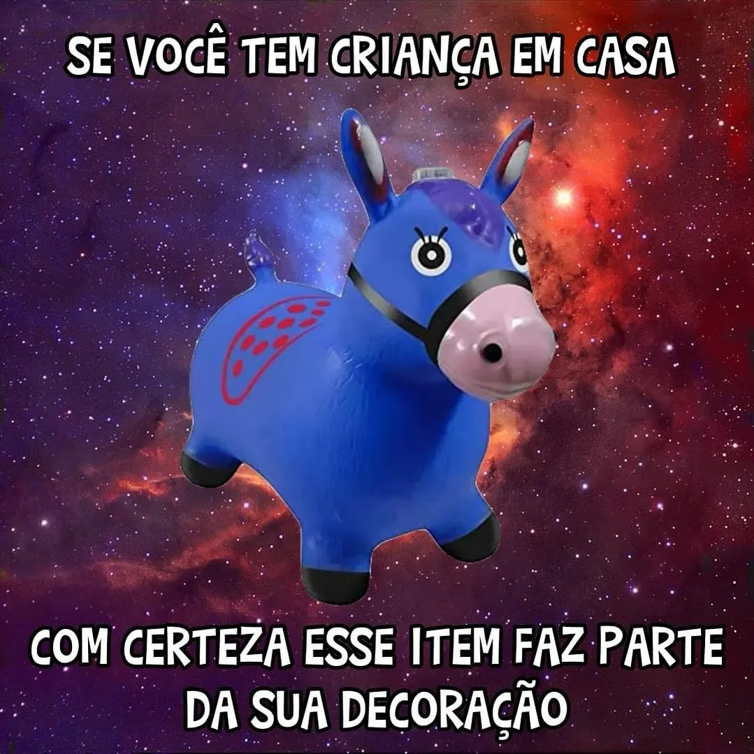 Meme de brinquedo de criança na decoração: burrinho inflável azul sobre fundo de galáxia.