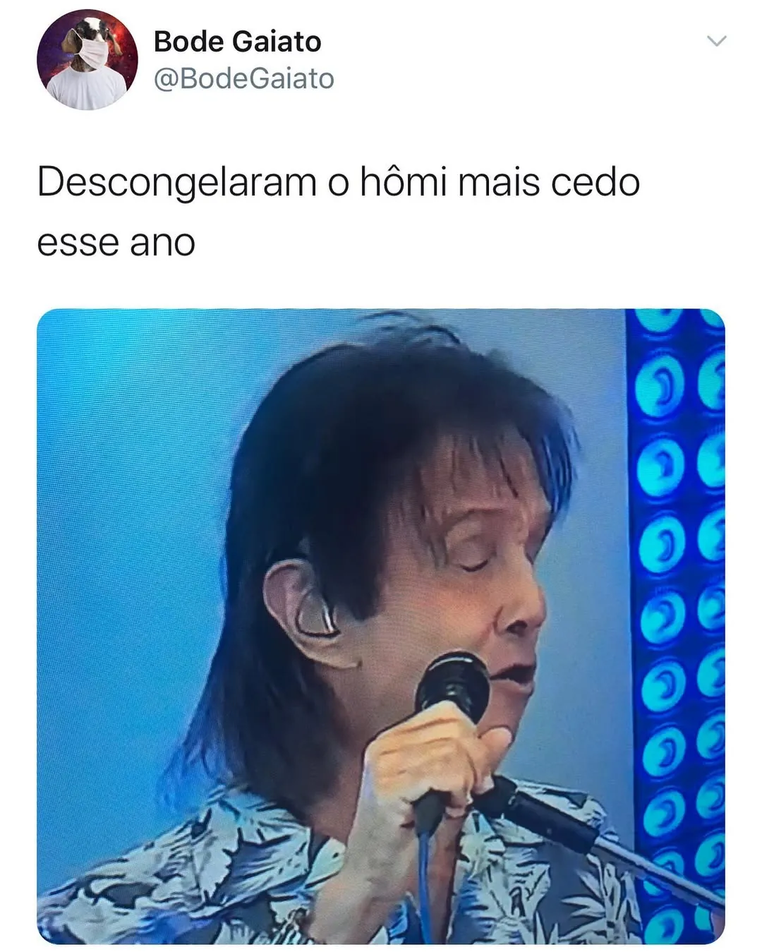 Meme de um homem cantando ao microfone com a frase descongelaram o hômi mais cedo esse ano