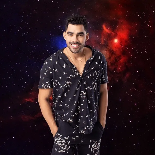 Meme de homem sorrindo no espaço, usando roupa preta estampada, com estrelas e nebulosas coloridas ao fundo.