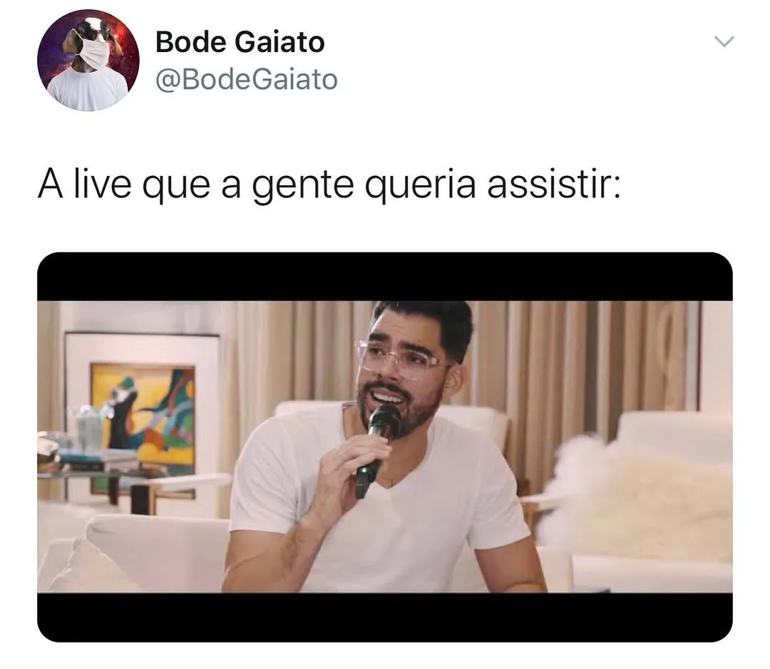 meme de live que a gente queria assistir com homem falando ao microfone em uma sala clara