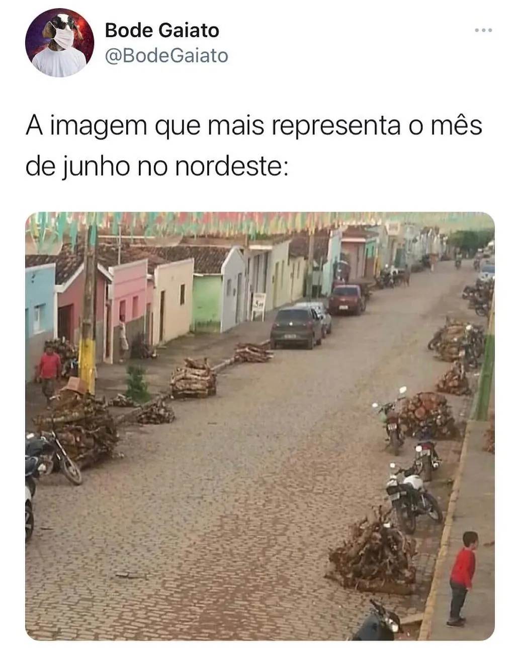 meme de rua de são joão no nordeste com casas coloridas, bandeirinhas e carros estacionados