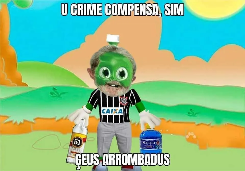 Meme de personagem verde com camisa listrada segurando garrafas de 51 e Corote: crime compensa com bebida barata