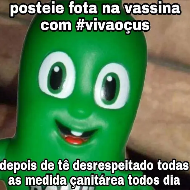 Meme de mascote verde sorrindo com texto sobre foto na vacina após desrespeitar medidas sanitárias