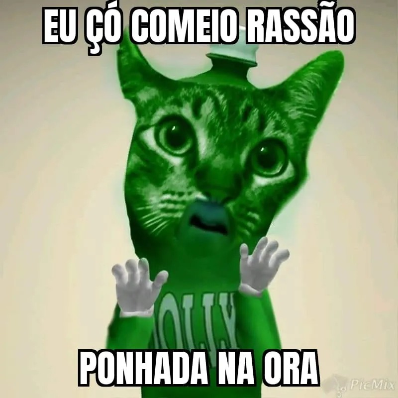 meme de gato verde com cara assustada e mãos levantadas, com texto sobre gato comendo ração