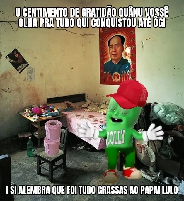 Meme de personagem verde em quarto simples celebrando conquistas graças ao Papai Lula