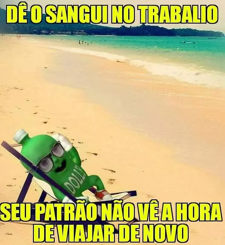 Meme de uma garrafa verde em uma cadeira na praia sobre patrão viajando enquanto você trabalha