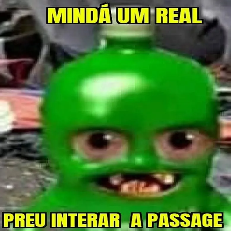 Meme de criatura verde sorrindo e pedindo um real para completar a passagem.