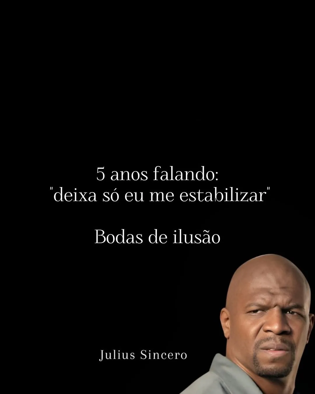 Meme de homem careca desconfiado sobre cinco anos dizendo deixa só eu me estabilizar