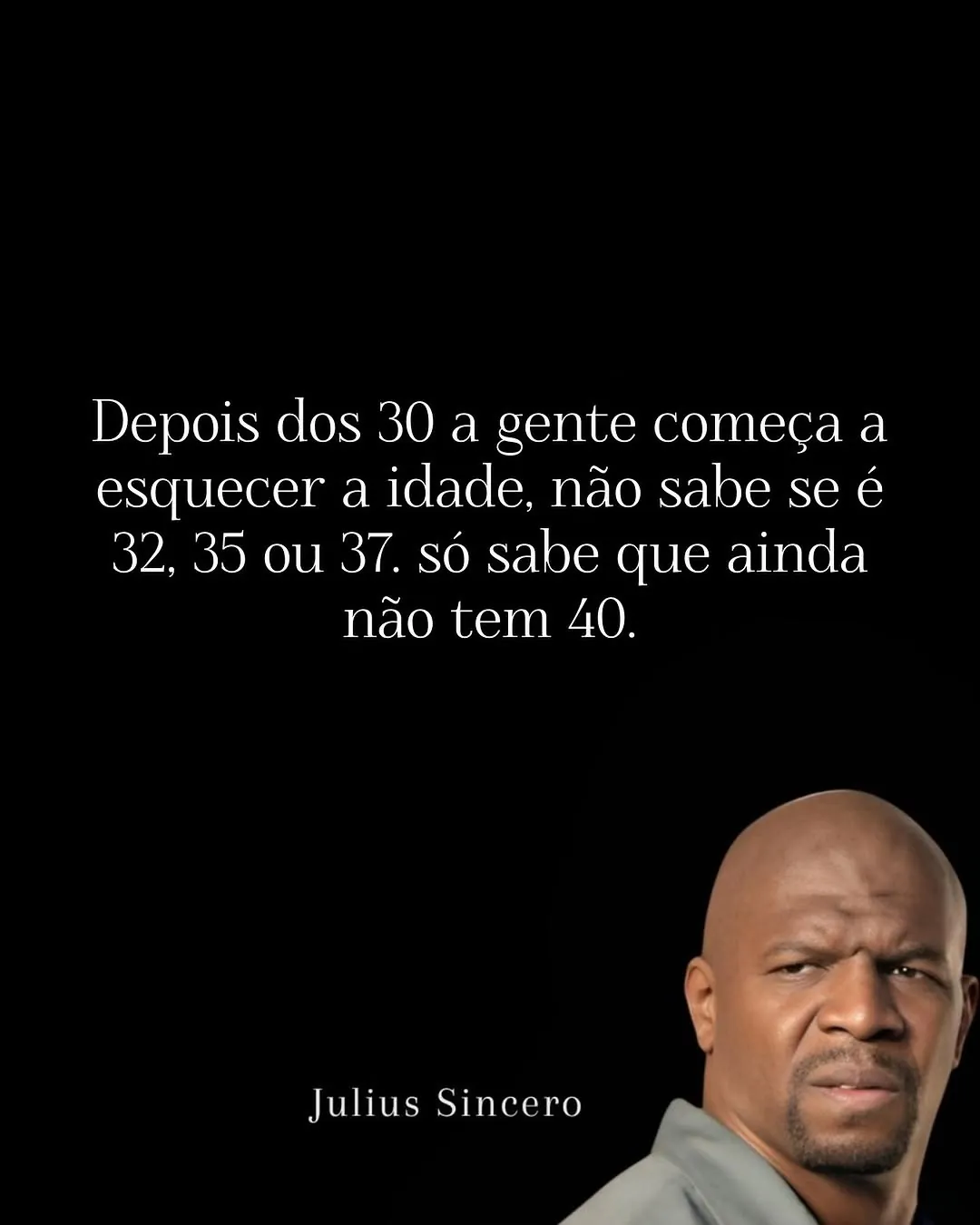 Meme de homem desconfiado sobre esquecer a idade depois dos 30, sem saber se tem 32, 35 ou 37 anos.
