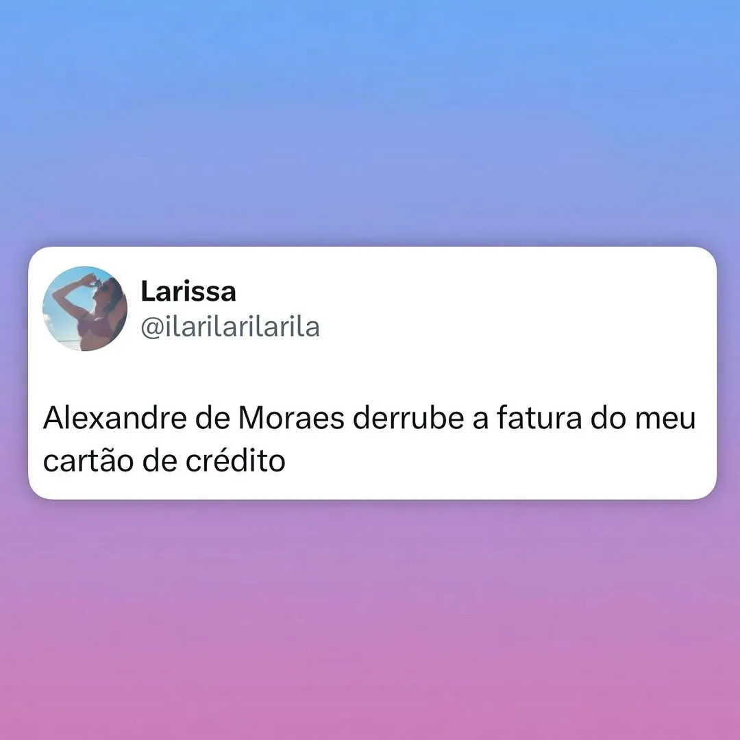 Meme de Alexandre de Moraes derrubar a fatura do cartão, em postagem de Larissa sobre fundo colorido.