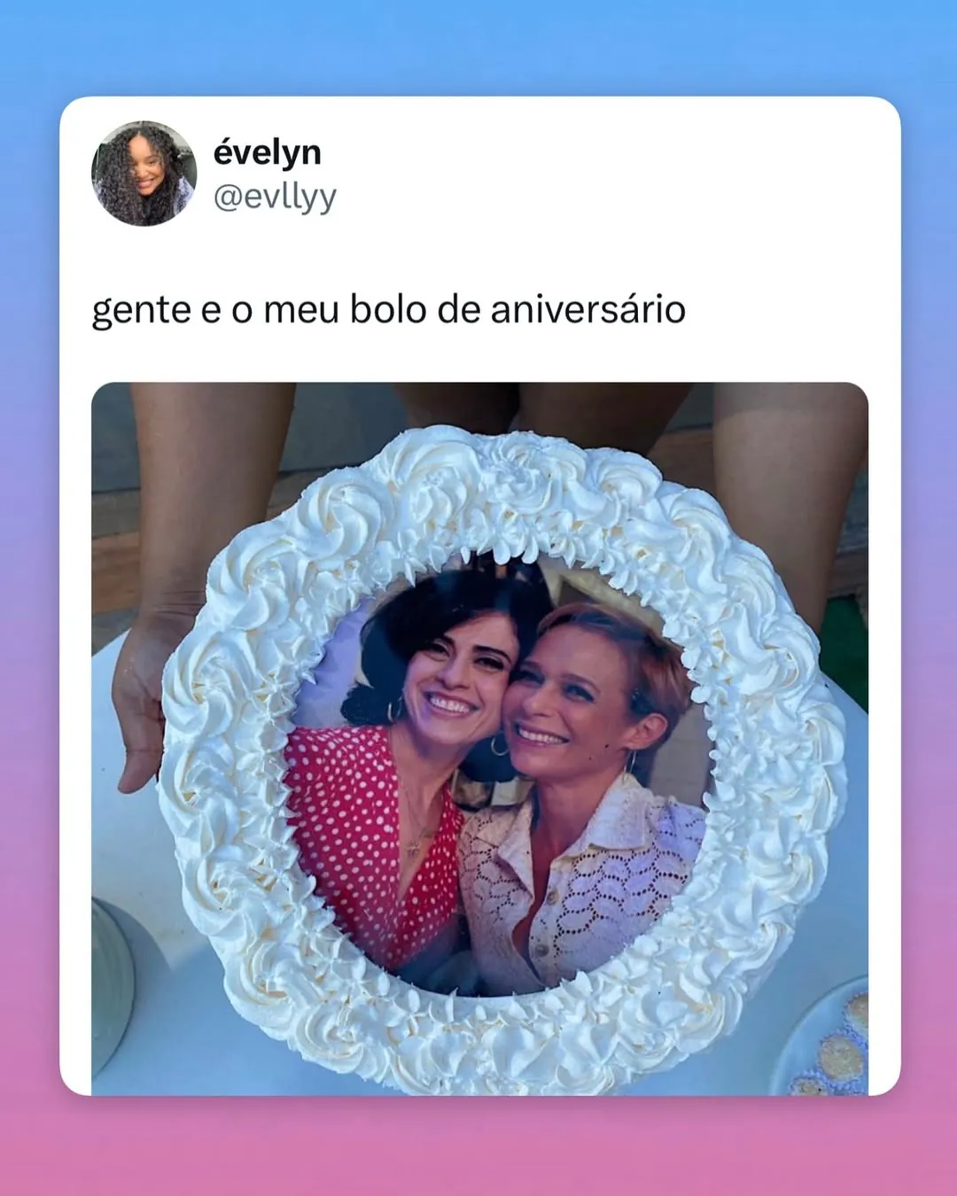Meme de bolo de aniversário com foto de duas mulheres no centro e cobertura branca de chantilly