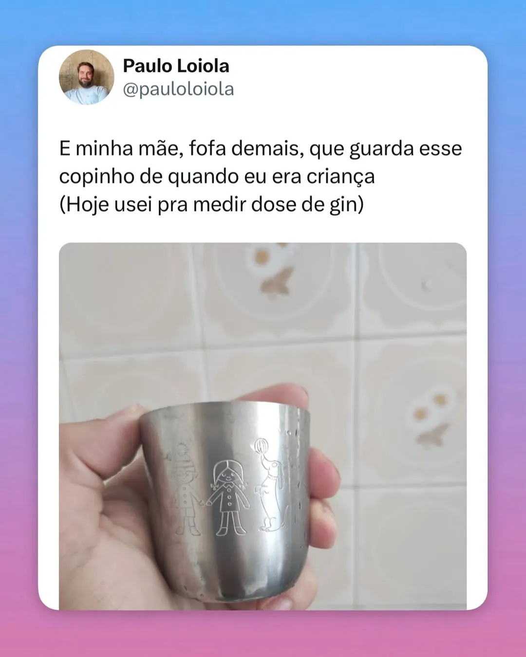 Meme de copinho de infância usado para medir dose de gin, segurado diante de azulejos.