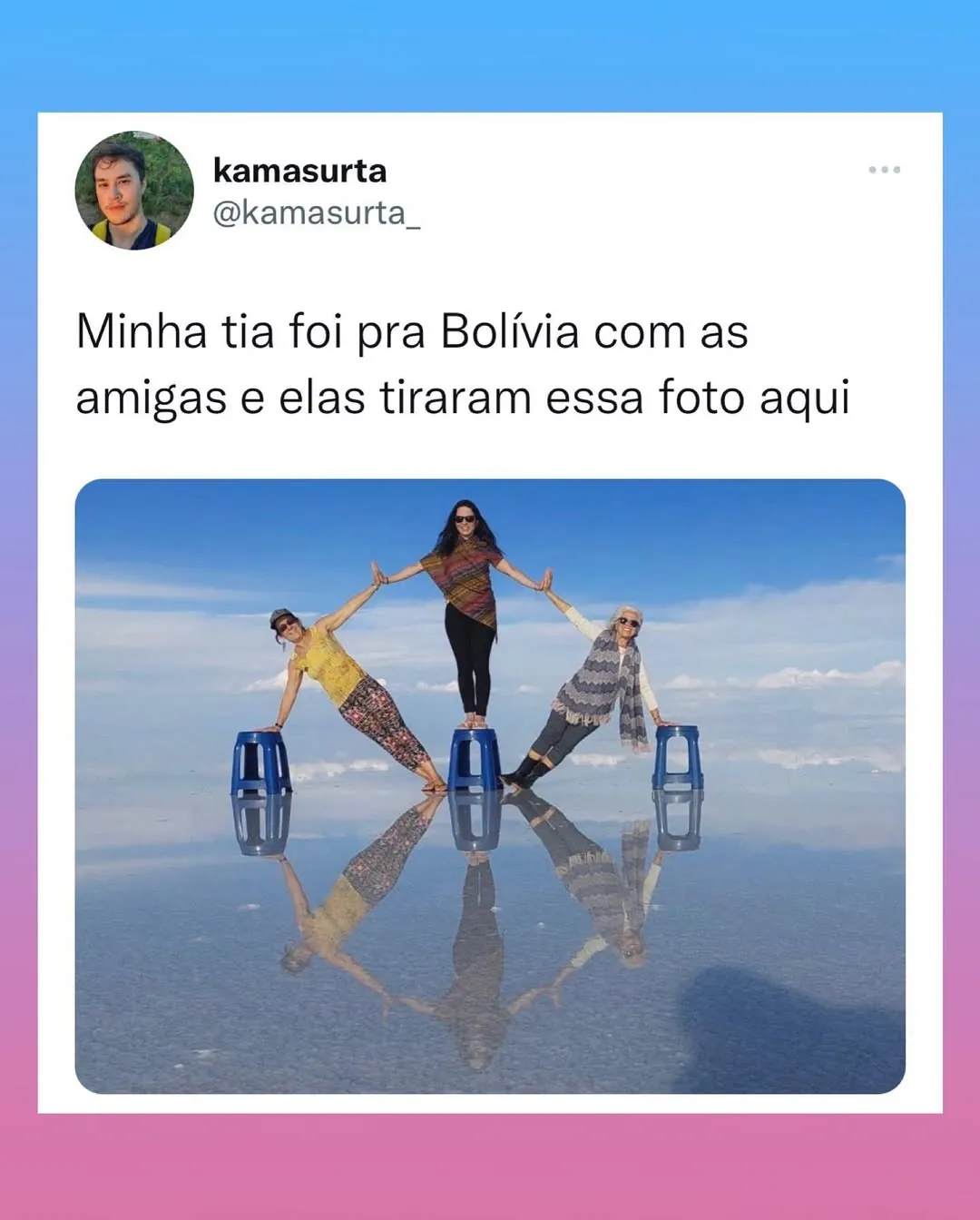 Meme de foto de viagem à Bolívia com amigas equilibradas em banquinhos sobre um salar