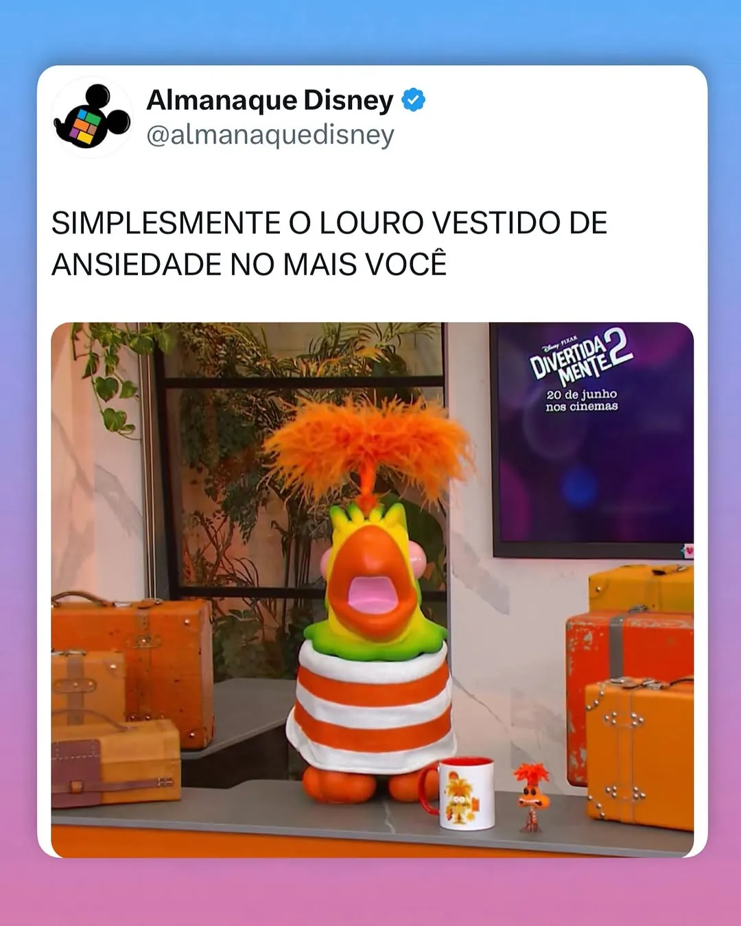 meme de louro vestido de ansiedade em cenário de Divertida Mente 2 com malas e copo na mesa