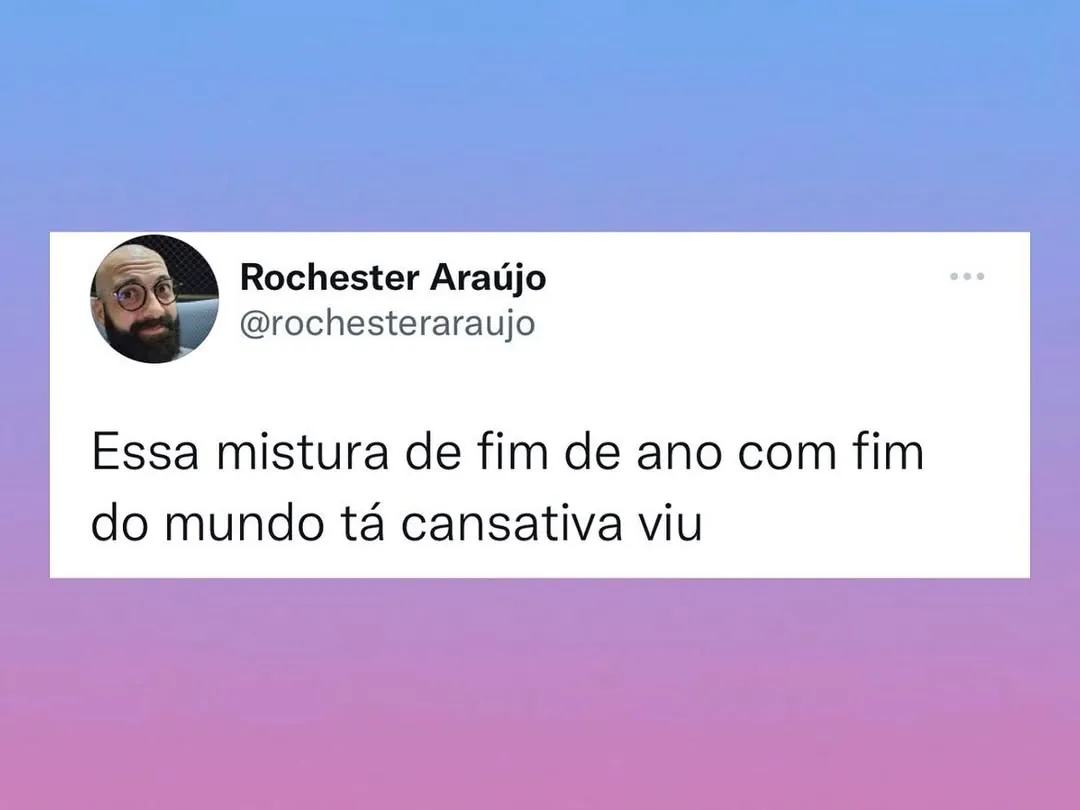meme de fim de ano com fim do mundo em fundo degradê azul e rosa, com tweet de Rochester Araújo