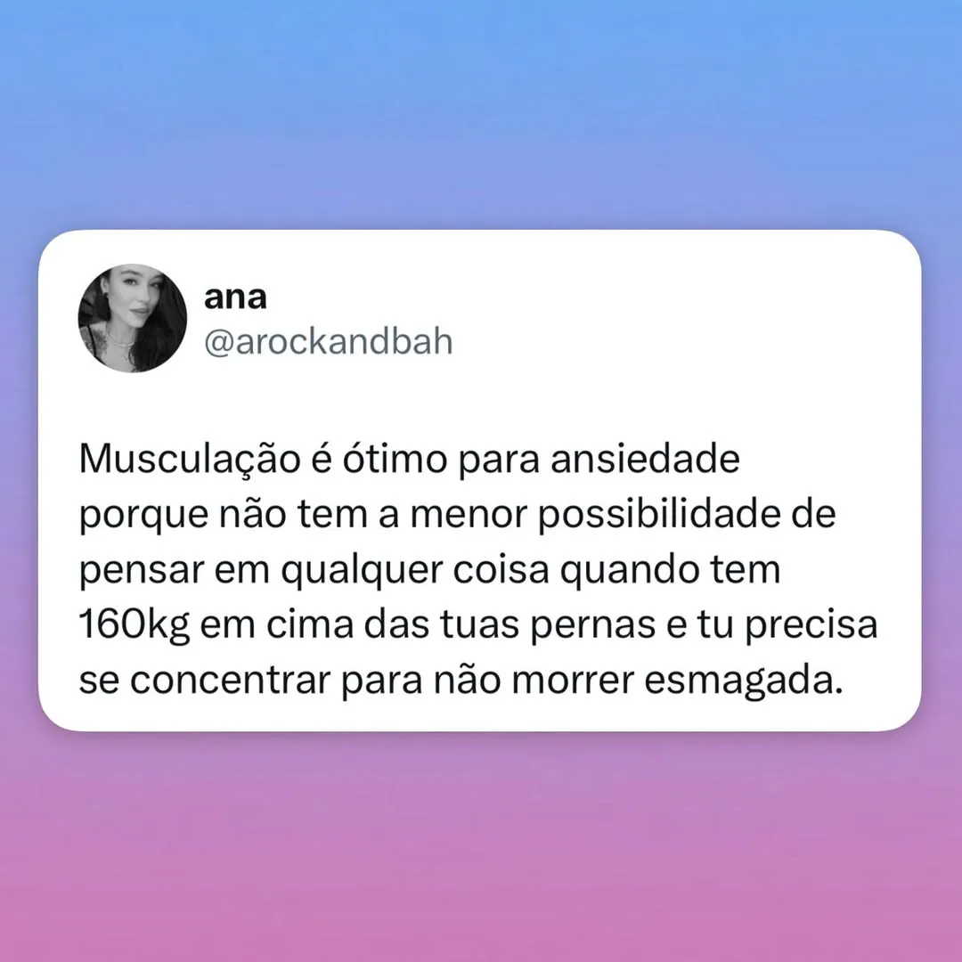 meme de musculação para ansiedade com tweet sobre 160kg nas pernas em fundo azul e rosa