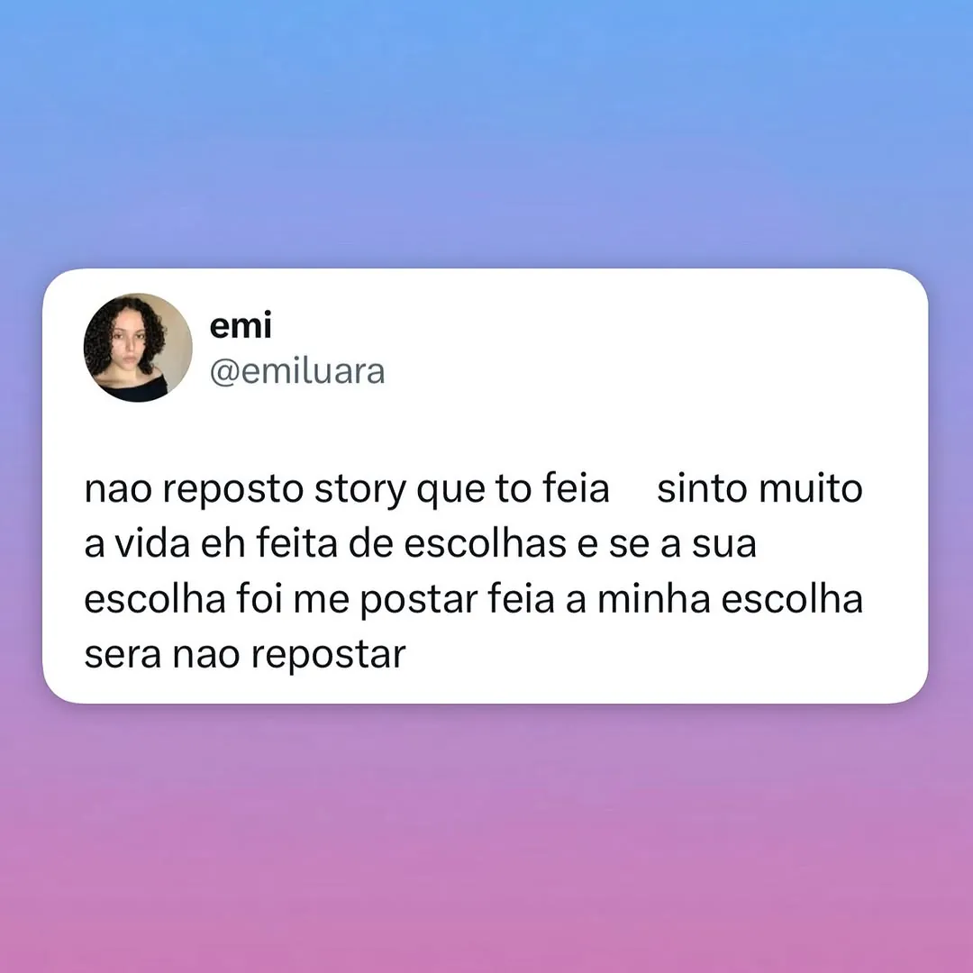 meme de story marcado com texto dizendo não reposto story que to feia em fundo degradê azul e rosa