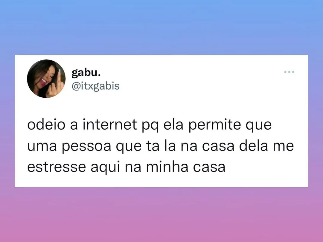 Meme de pessoa na casa dela te estressa de longe, com texto preto em fundo branco e degradê azul e rosa.