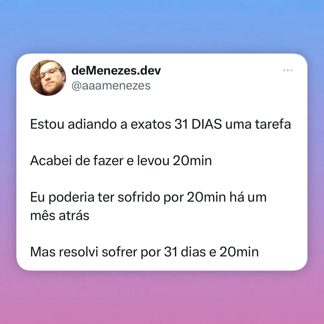 meme de procrastinação de 31 dias e 20 min em um post com fundo azul e rosa e texto em português