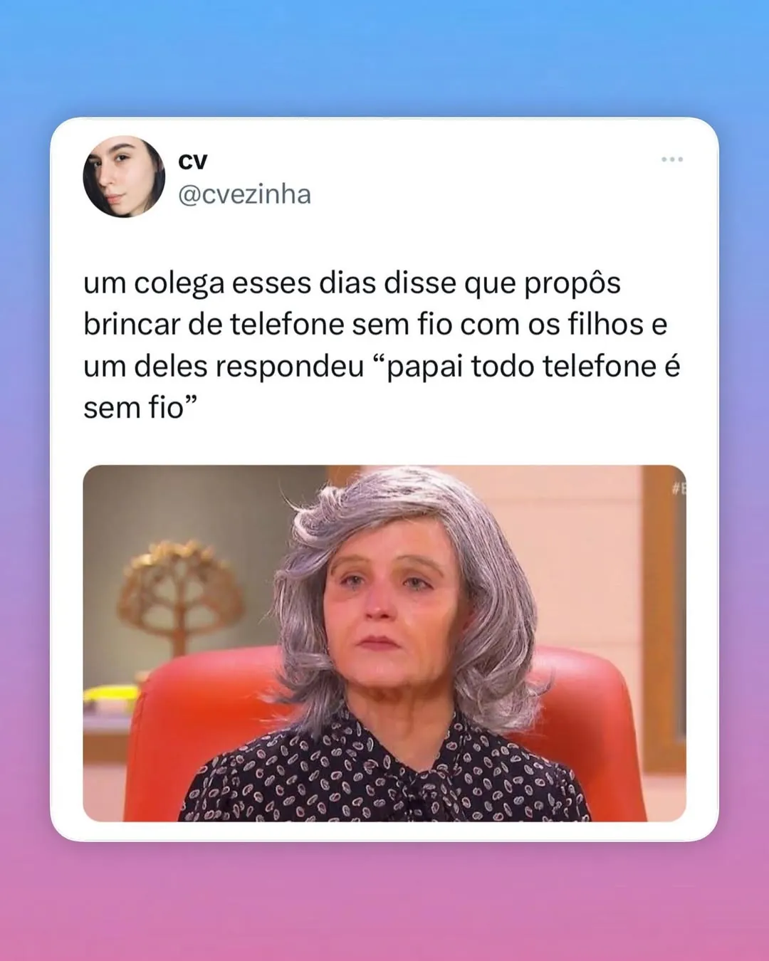 meme de telefone sem fio com os filhos mostrando uma mulher de cabelo grisalho lendo uma frase engraçada
