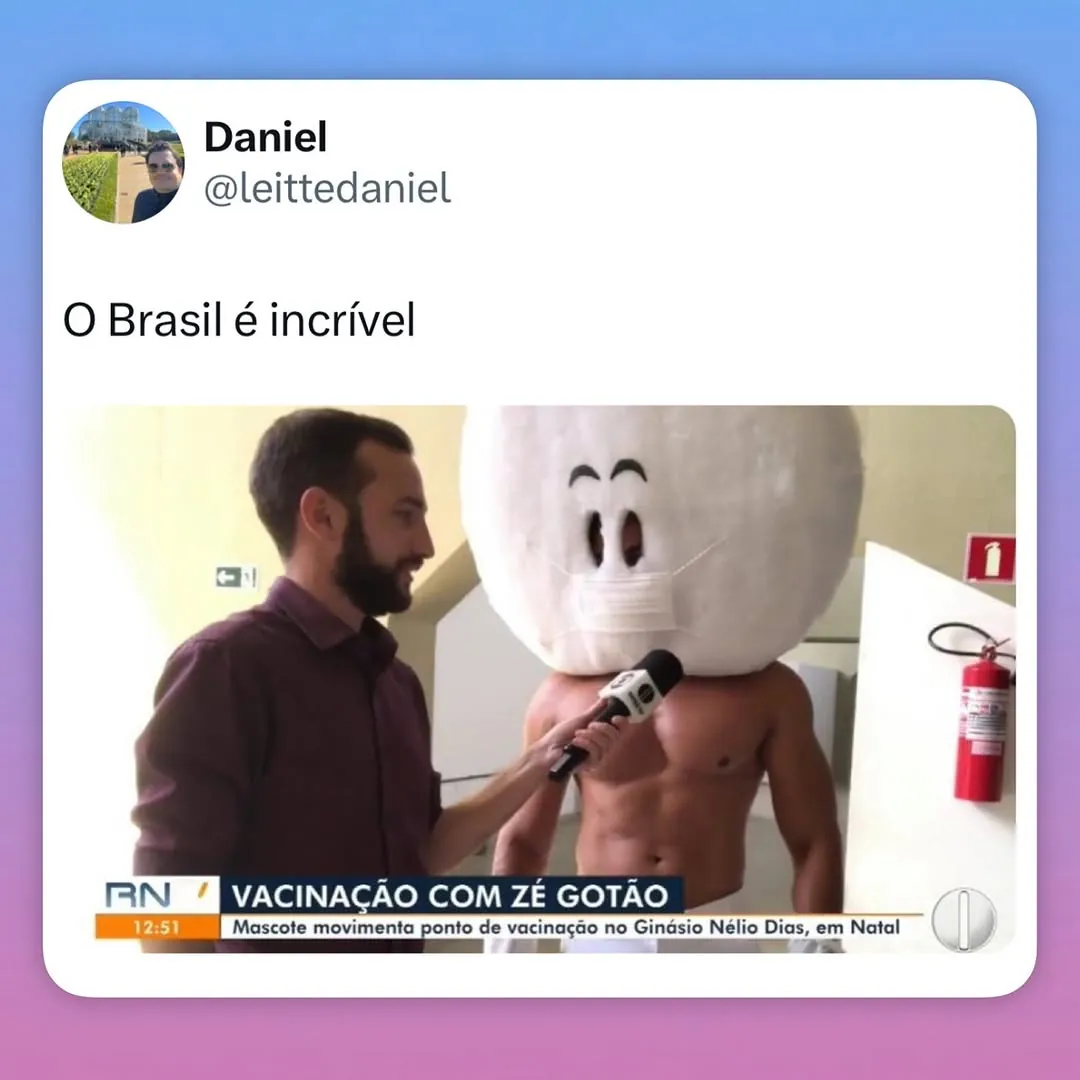 meme de vacinação com zé gotão: repórter entrevista mascote gigante sem camisa em um posto de vacinação