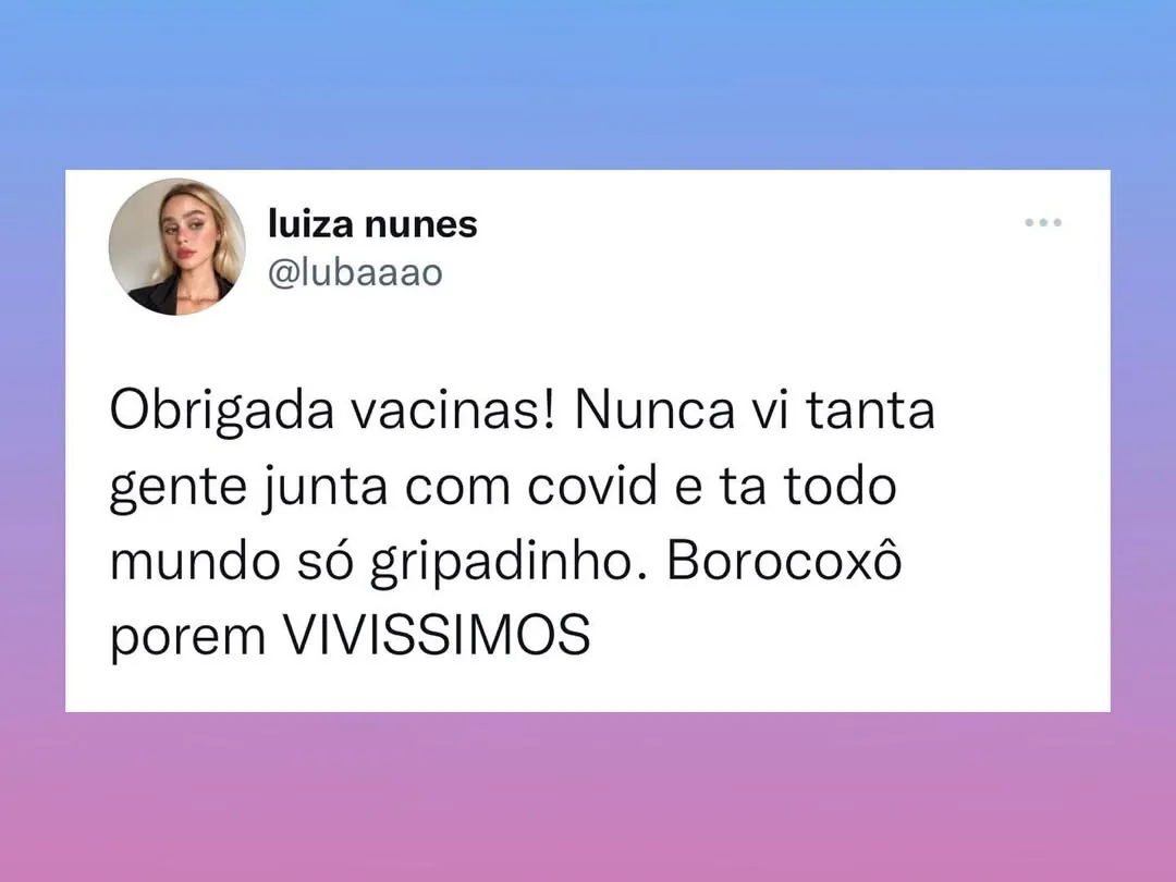 meme de vacinas com print de tweet e texto sobre gente só gripadinha, fundo em degradê azul e rosa