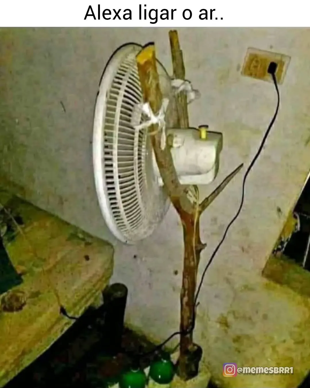 meme de gambiarra com ventilador preso em madeira e texto 'Alexa ligar o ar..'