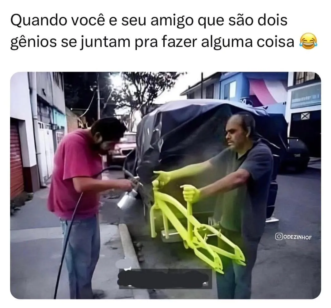 meme de amigos gênios fazendo alguma coisa na rua, com uma gambiarra improvisada e visual caótico