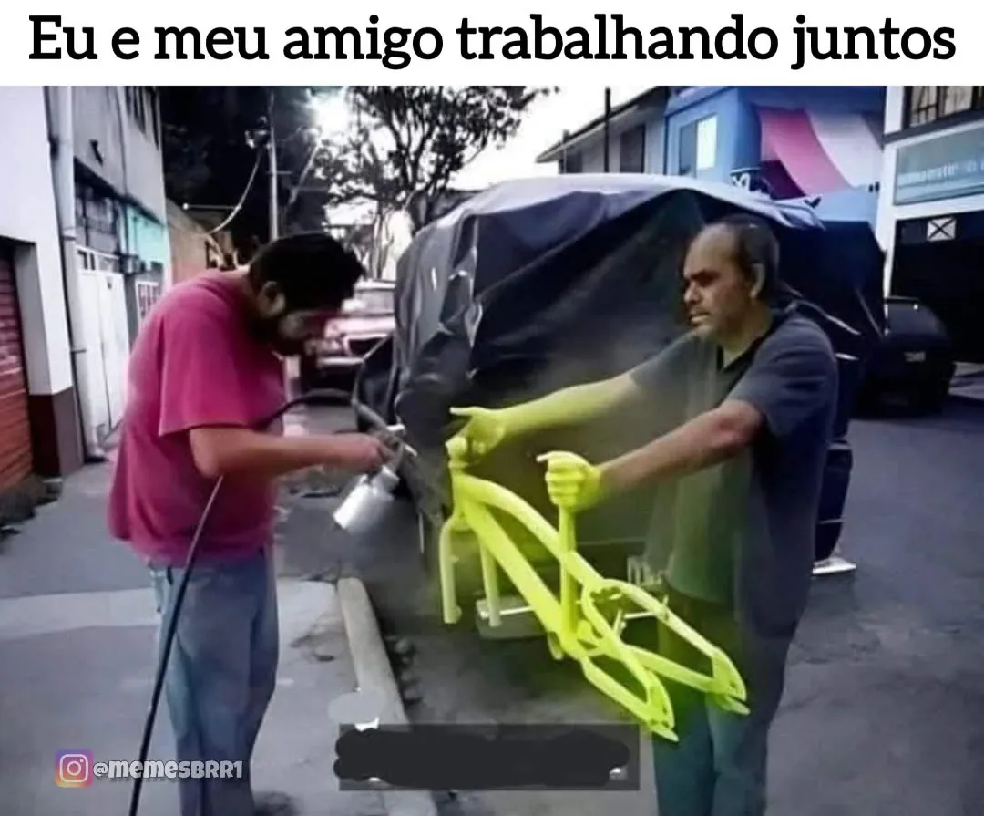 Meme de amigos trabalhando juntos enquanto um homem segura uma cadeira verde de forma inusitada.