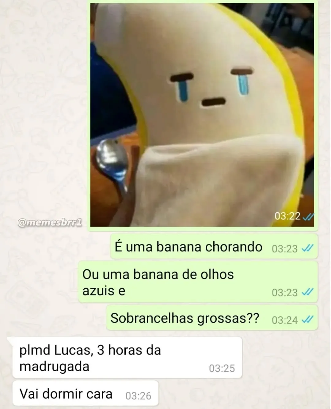 Meme de uma banana chorando de olhos azuis e sobrancelhas grossas em uma conversa de WhatsApp.
