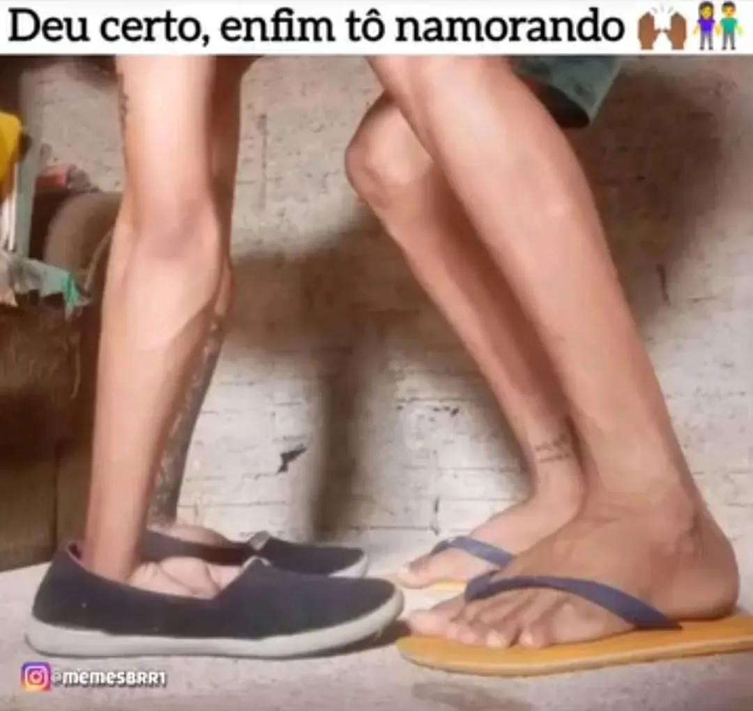 meme de perrengue amoroso com duas pessoas em posição improvisada e texto 'Deu certo, enfim tô namorando'