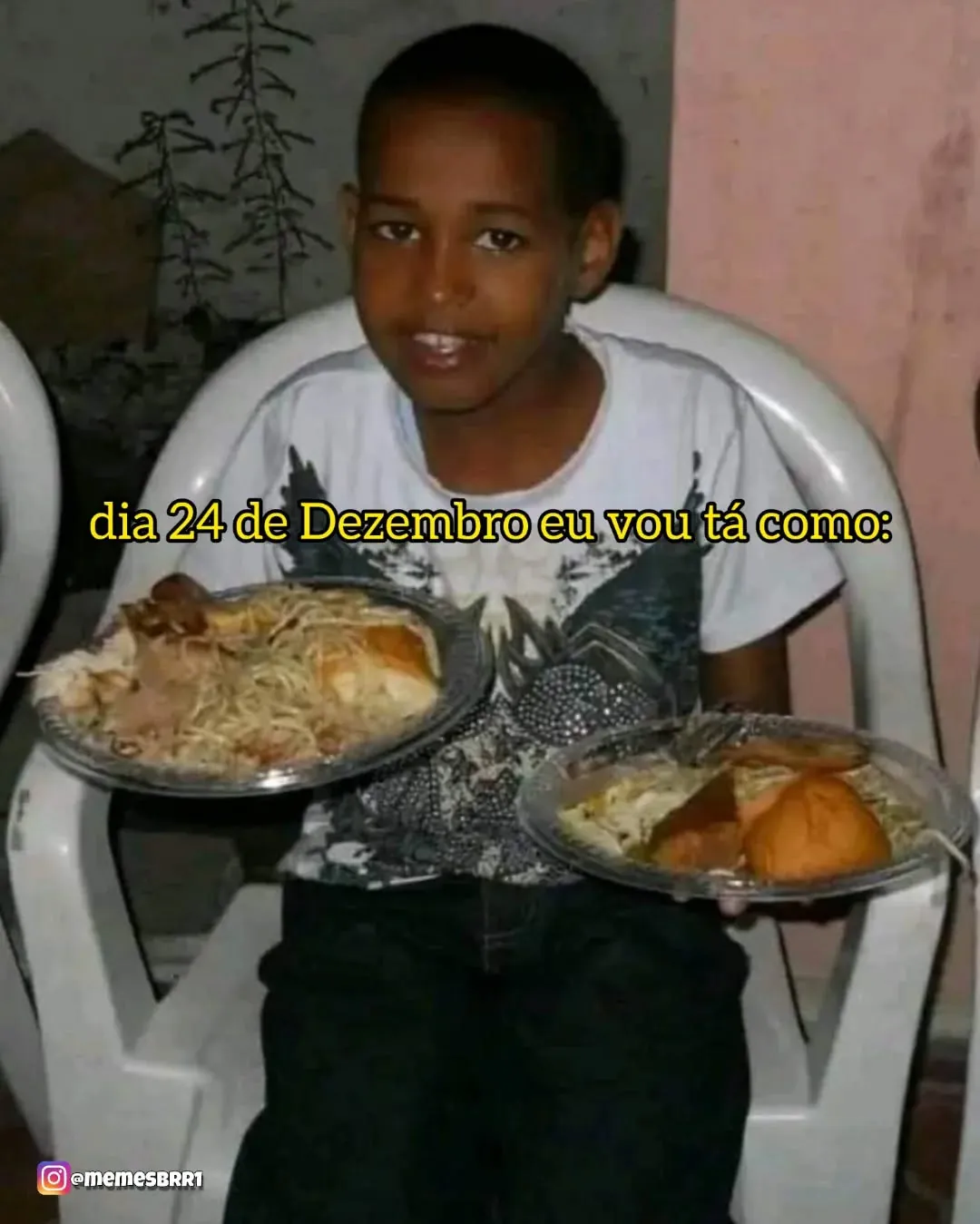 meme de dia 24 de dezembro comendo em dose dupla, menino sentado com dois pratos cheios de comida