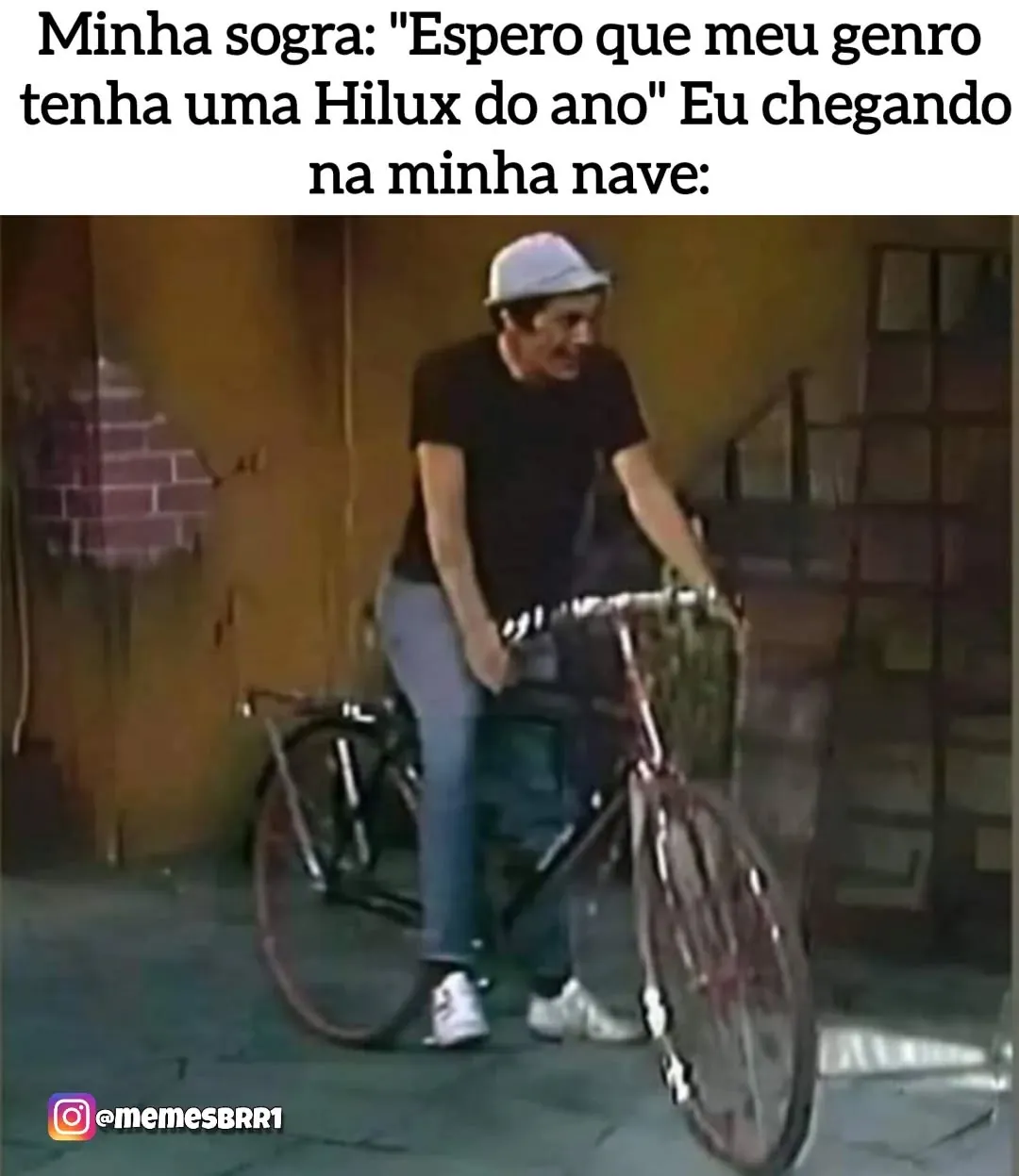 meme de genro na nave: homem em bicicleta velha, com texto sobre Hilux do ano