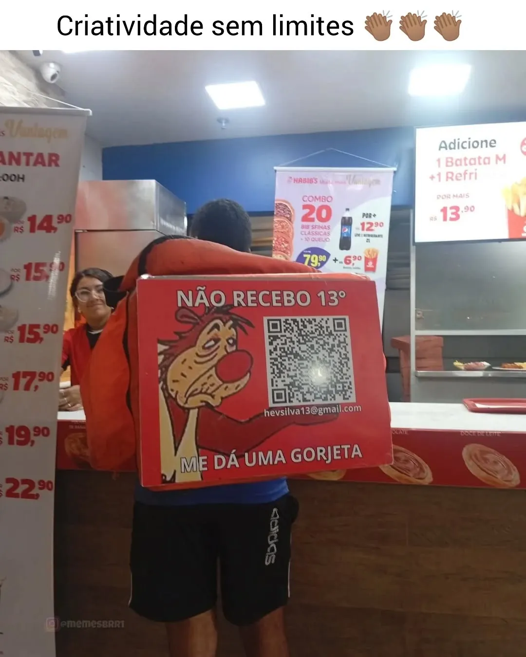 Meme de pessoa em lanchonete com placa pedindo gorjeta no lugar do décimo terceiro e QR Code