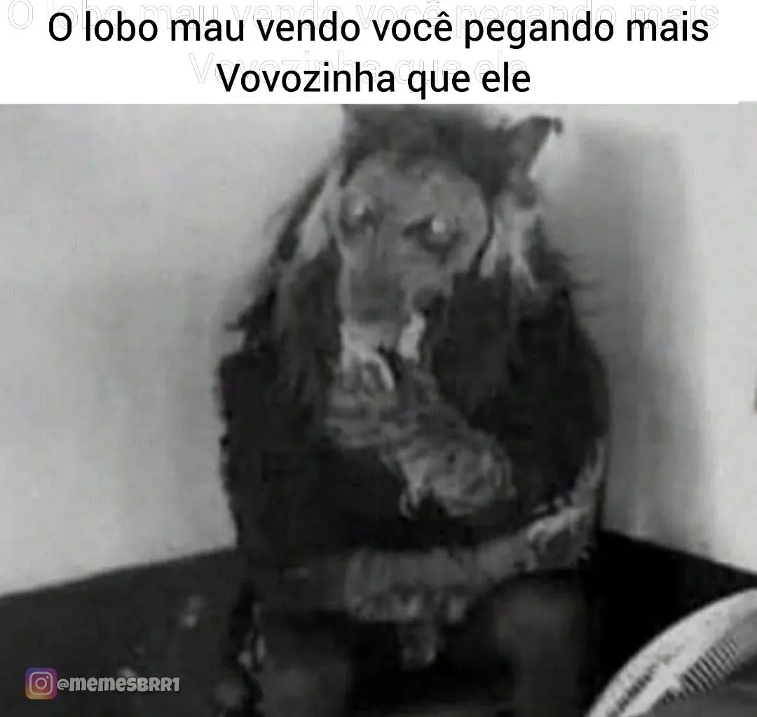 Meme de figura sombria em preto e branco representando o Lobo Mau vendo você pegando mais vovozinha que ele