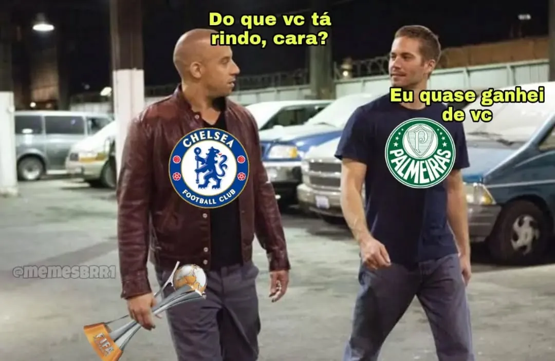 Meme de torcedor do Palmeiras dizendo que quase ganhou do Chelsea enquanto os dois caminham em um estacionamento.