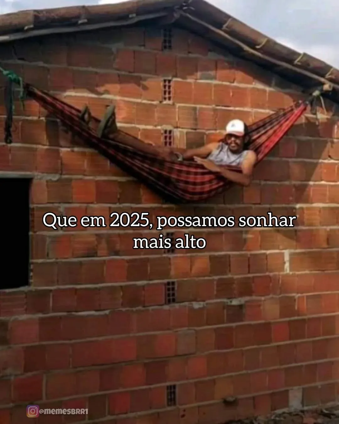 meme de homem deitado em uma rede presa na parede de tijolos, com texto sobre sonhar mais alto
