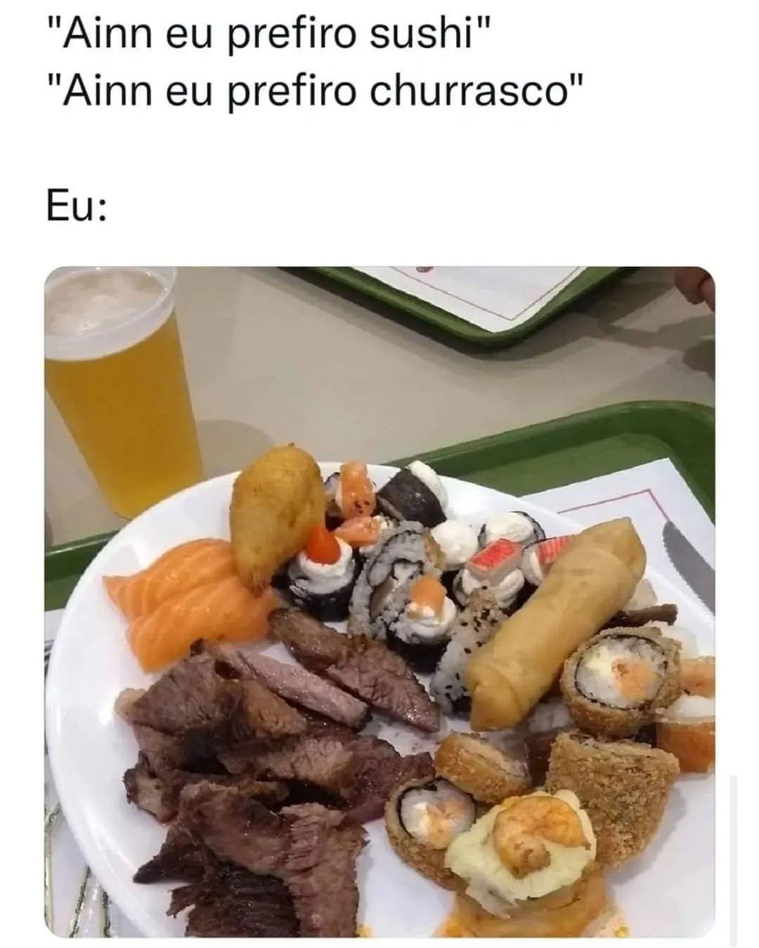 Meme de sushi e churrasco no mesmo prato, com carnes, peças de sushi, salgados e cerveja.