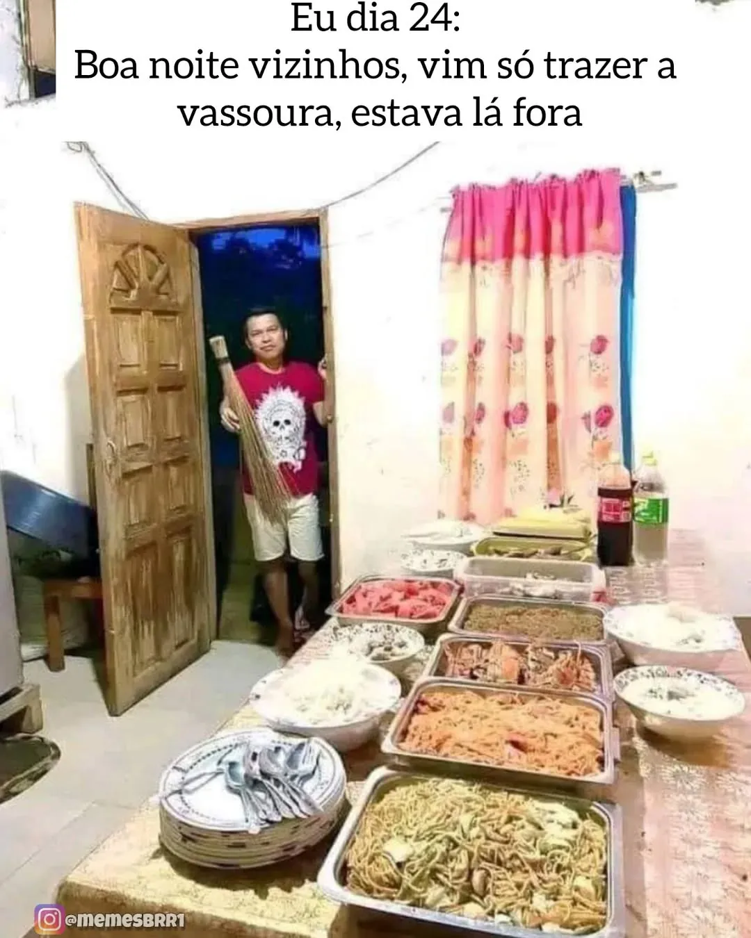 meme de vizinho trazendo a vassoura e encontrando uma mesa farta de comida dentro de casa