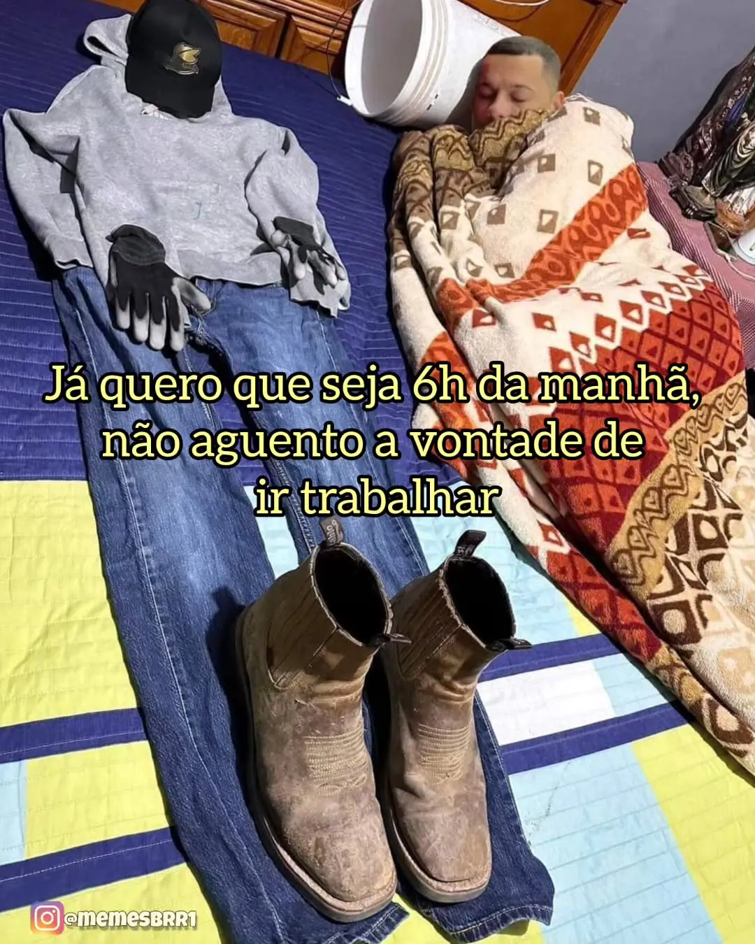 meme de vontade de ir trabalhar às 6h da manhã com roupas e botas estendidas na cama