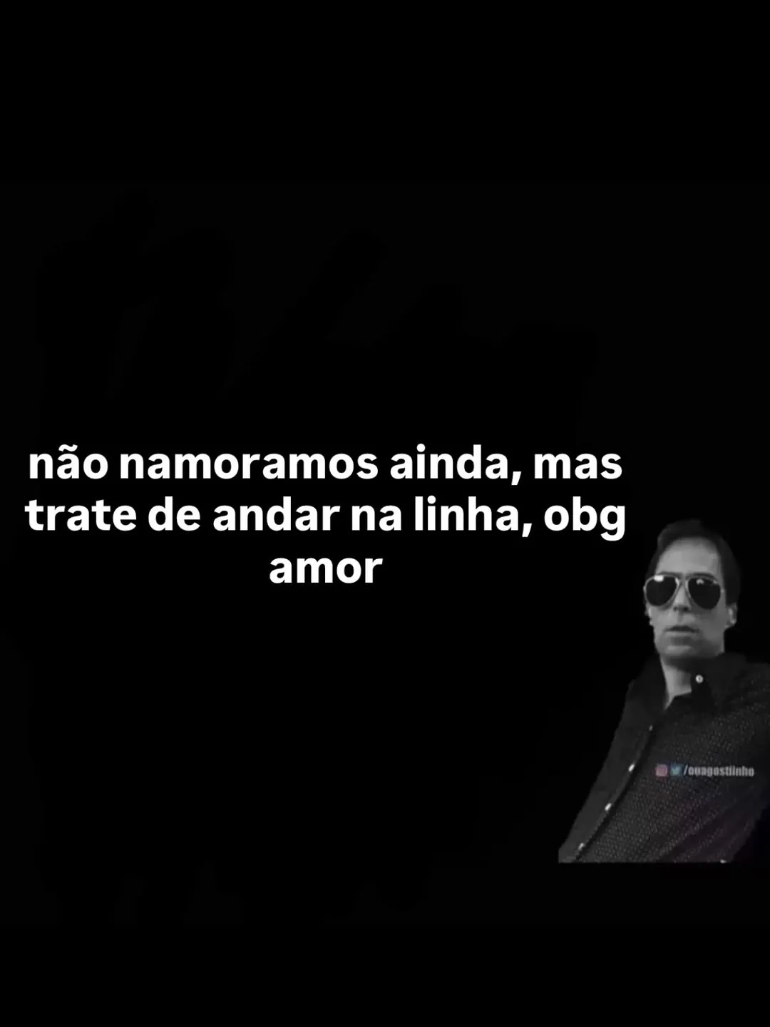 meme de quase namoro com homem de óculos escuros e texto: não namoramos ainda, mas trate de andar na linha, obg amor