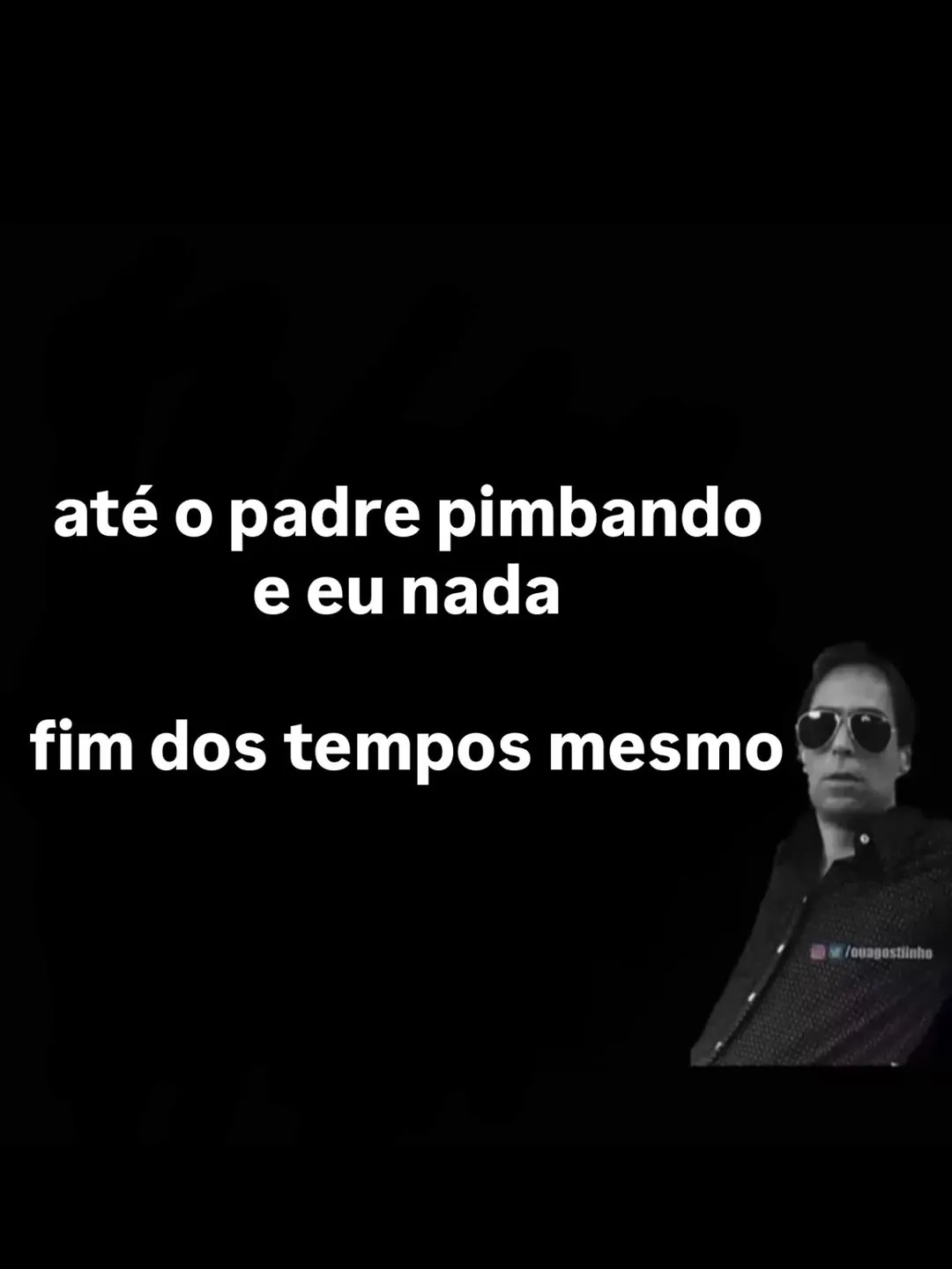Meme de um homem de óculos escuros dizendo que até o padre está pimbando e ele não.